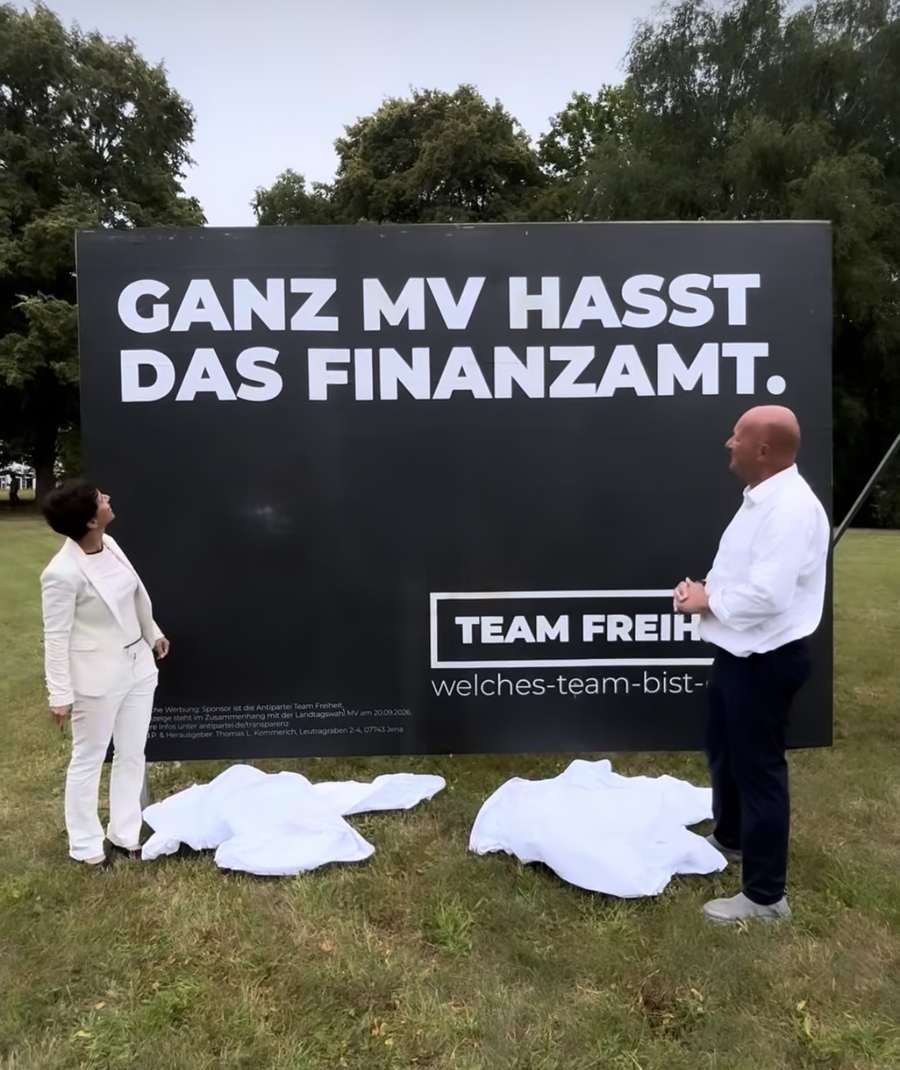 Dr. Frauke Petry und Thomas L. Kemmerich enthüllen am Südring in Rostock die erste Großfläche mit dem Motiv „Ganz MV hasst das Finanzamt.“